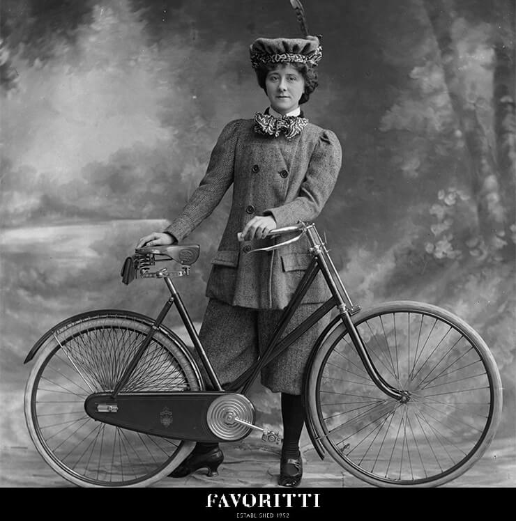 Miss Dzhordzh Dzhonston pridumala yubku-shtanyi dlya ezdyi na velosipede